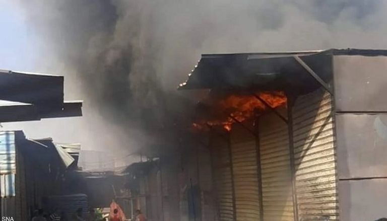 النيران التهمت المركب السياحي بالكامل