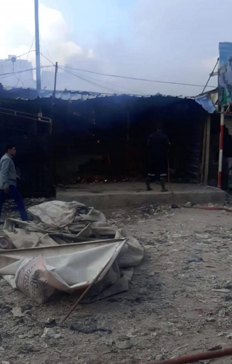 النيران التهمت المركب السياحي بالكامل