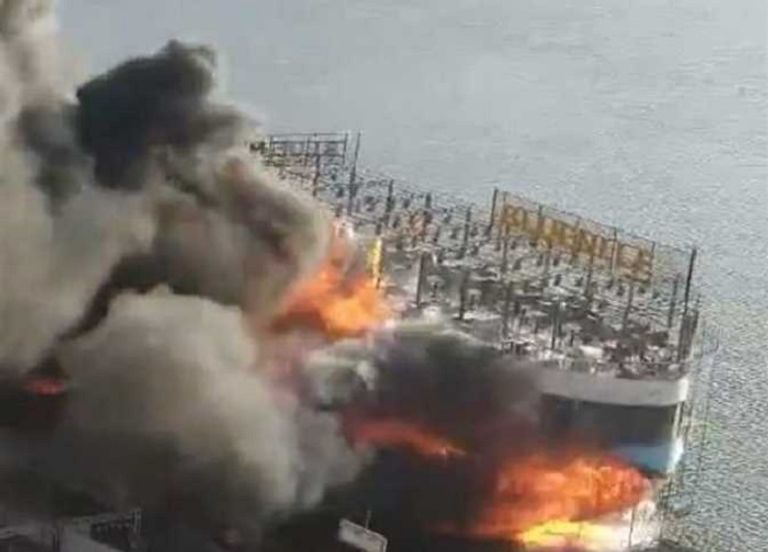 النيران التهمت المركب السياحي بالكامل