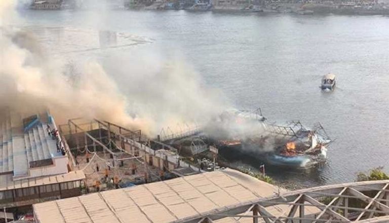 النيران التهمت المركب السياحي بالكامل