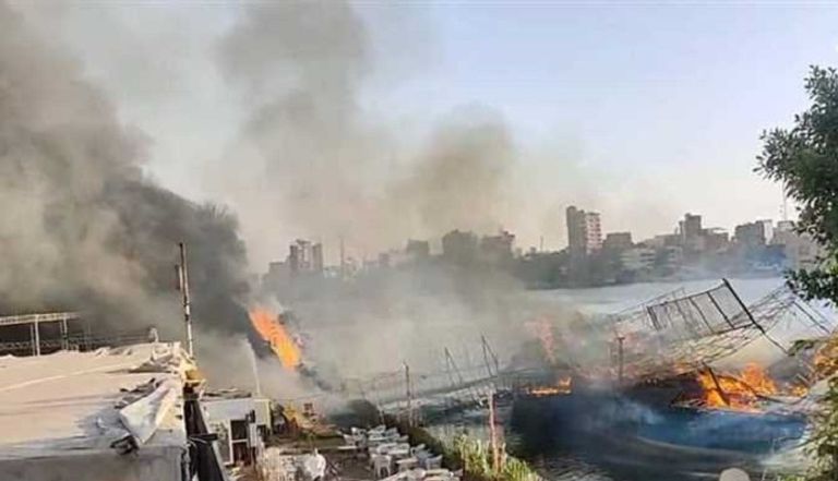 النيران التهمت المركب السياحي بالكامل