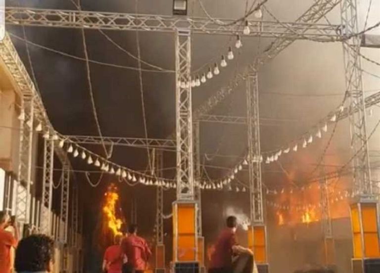 النيران التهمت المركب السياحي بالكامل