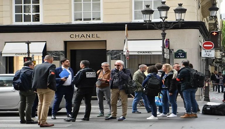الشرطة تنتشر أمام محل شانيل بعد حادث السطو