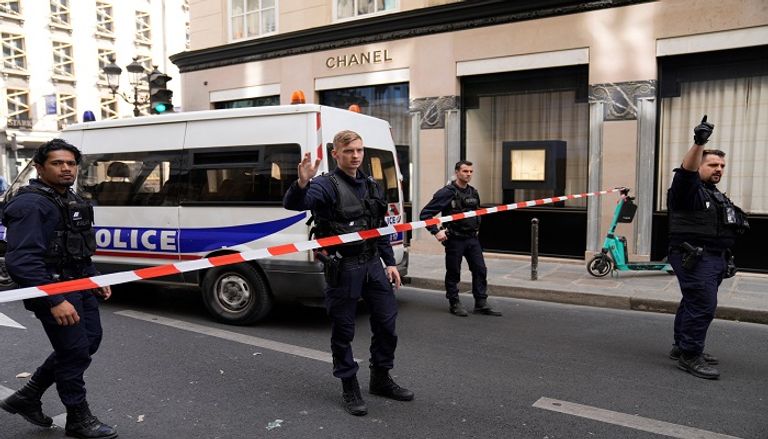 الشرطة تنتشر أمام محل شانيل بعد حادث السطو