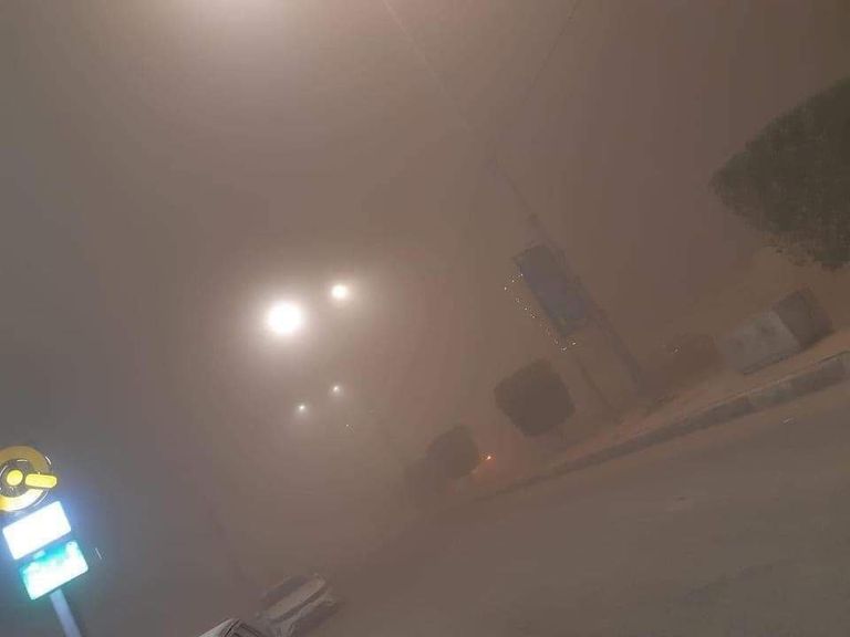 شارع رئيسي شرقي بغداد يتحول لقطعة صفراء داكنة بسبب الغبار