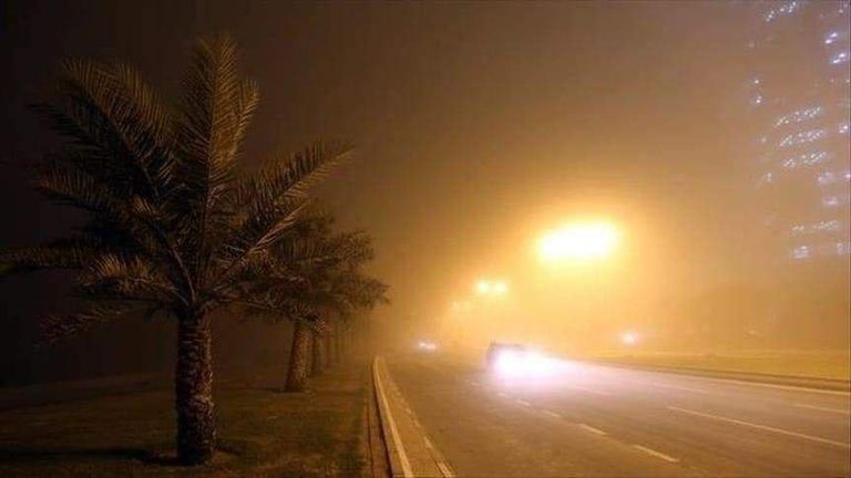 شارع رئيسي شرقي بغداد يتحول لقطعة صفراء داكنة بسبب الغبار