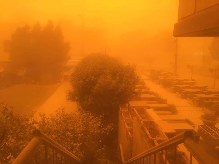 شارع رئيسي شرقي بغداد يتحول لقطعة صفراء داكنة بسبب الغبار