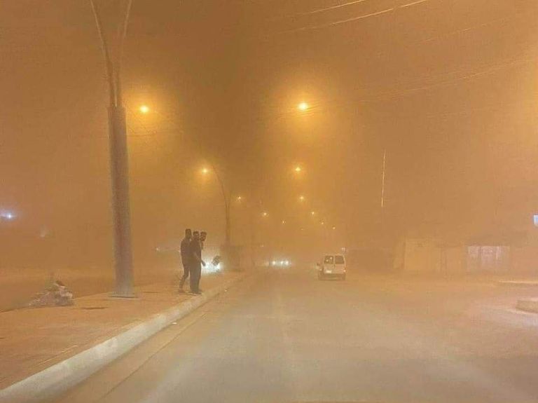 شارع رئيسي شرقي بغداد يتحول لقطعة صفراء داكنة بسبب الغبار