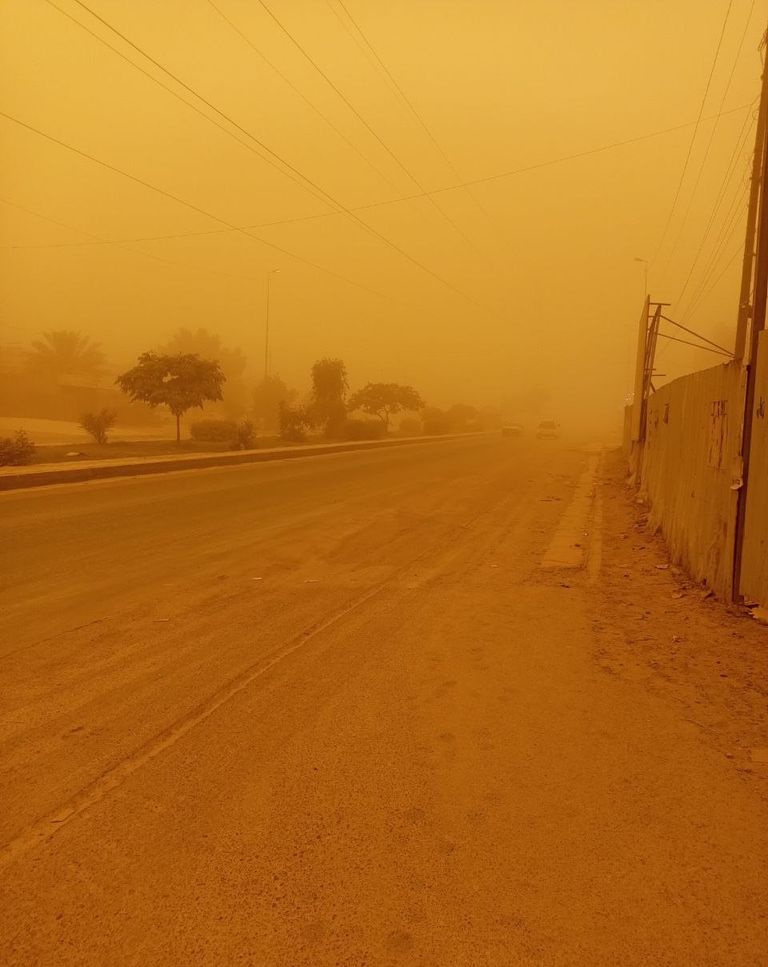 شارع رئيسي شرقي بغداد يتحول لقطعة صفراء داكنة بسبب الغبار