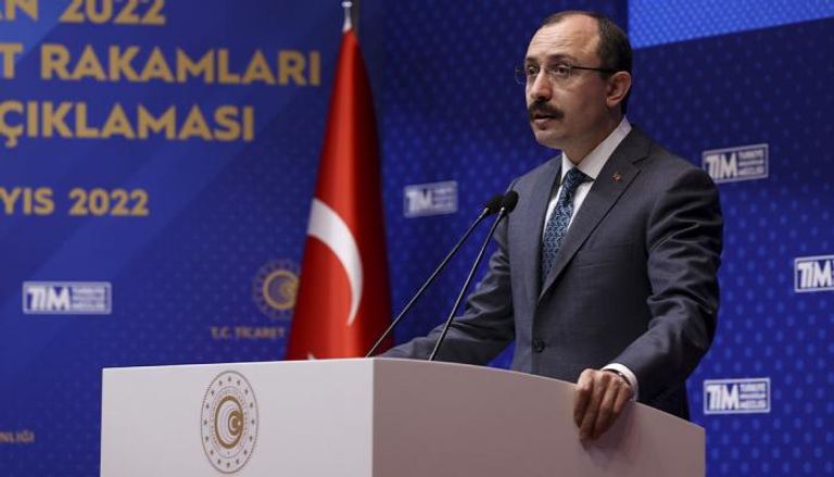 وزير التجارة التركي خلال المؤتمر الصحفي