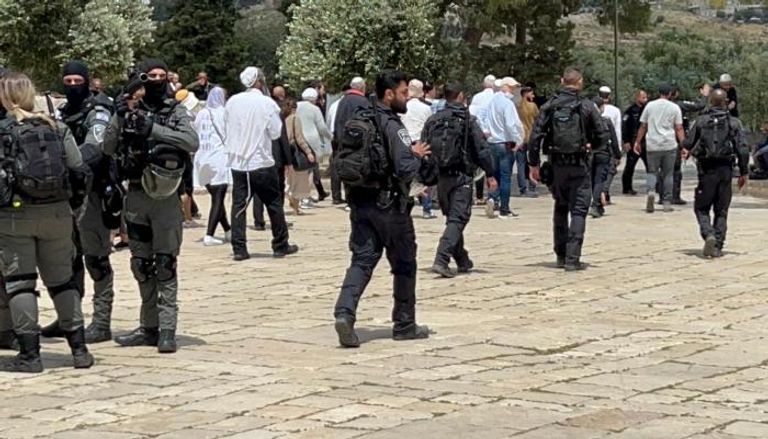 مستوطنون يقتحمون الأقصى في حماية الشرطة الإسرائيلية