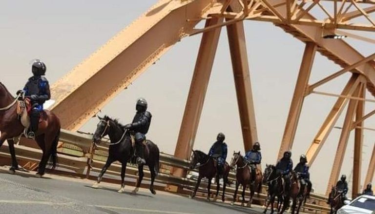 شرطة السواري السودانية على أحد الجسور بالخرطوم