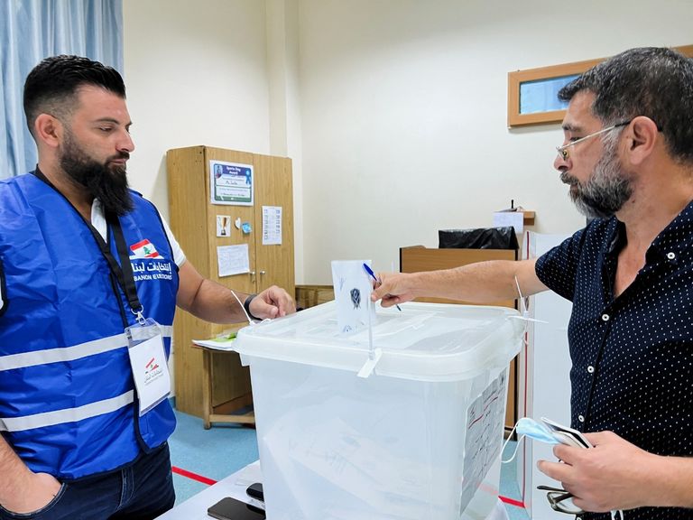 لبنانية بالخارج تدلي بصوتها في الانتخابات النيابية