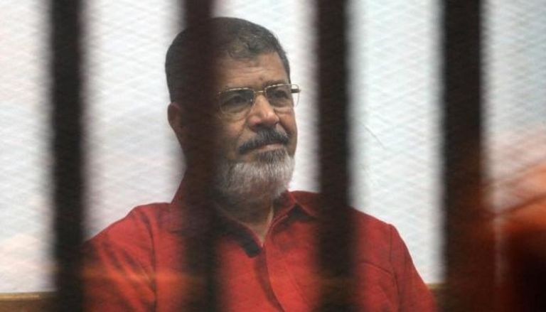 الرئيس المعزول محمد مرسي الرئيس الفرنسي إيمانويل ماكرون وسط أنصاره