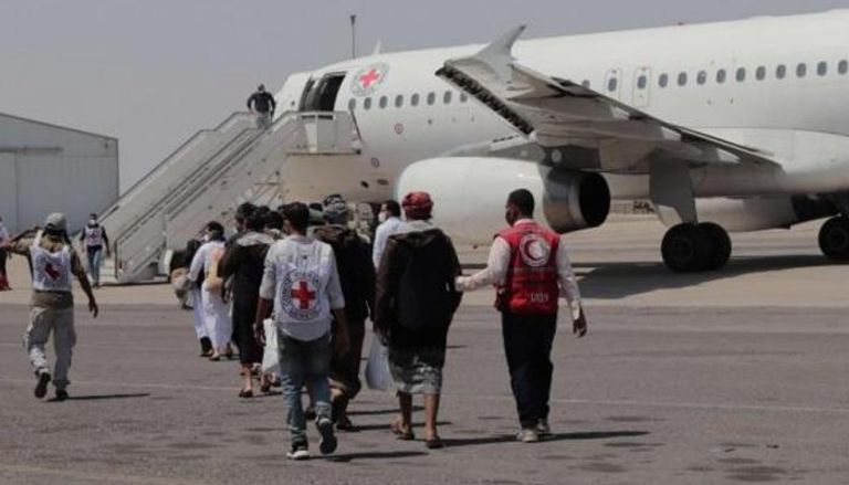 طائرة الصليب الأحمر تنقل أسرى حوثيين من السعودية إلى اليمن