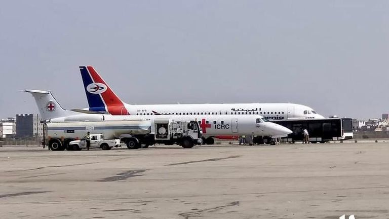 طائرة الصليب الأحمر لدى وصولها إلى مطار عدن