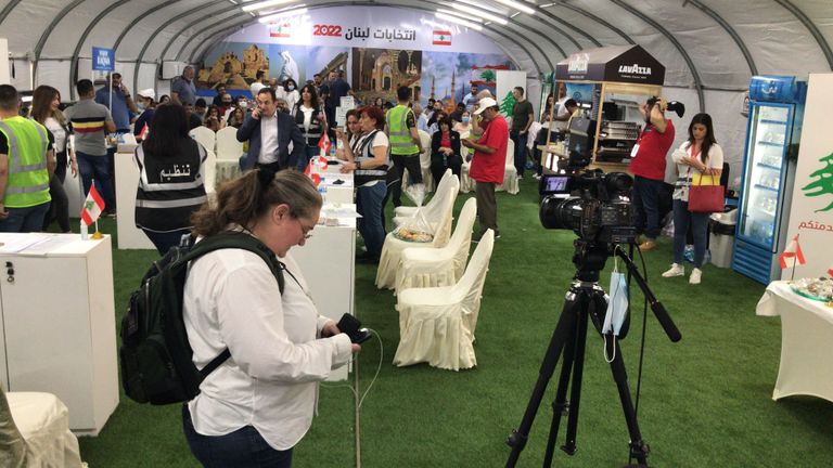 لبنانيون يدلون بأصواتهم في الكويت