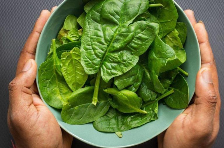 شخصية باباي الكارتونية وطعامه الشهير من السبانخ