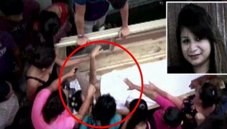 صور نقلتها وسائل إعلام محلية للحظة فتح التابوت