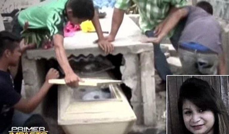 صور نقلتها وسائل إعلام محلية للحظة فتح التابوت