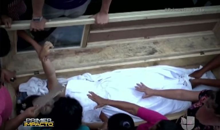 صور نقلتها وسائل إعلام محلية للحظة فتح التابوت