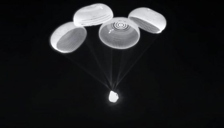 عودة 4 رواد فضاء إلى الأرض على متن الكبسولة كرو دراجون