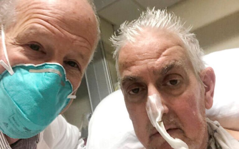 المريض ديفيد بينيت مع طبيبه عقب زرع قلب الخنزير