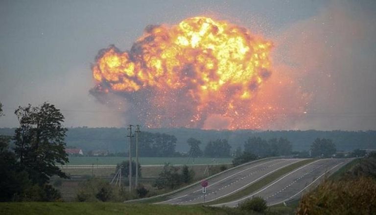 النيران تتصاعد حراء قصف روسي سابق لمستودع ذخيرة بأوكرانيا
