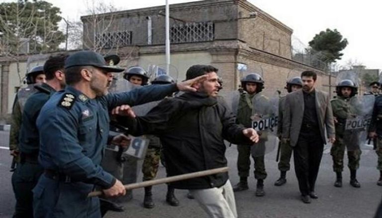 الشرطة الإيرانية خلال اعتقال أحد المتظاهرين- أرشيفية
