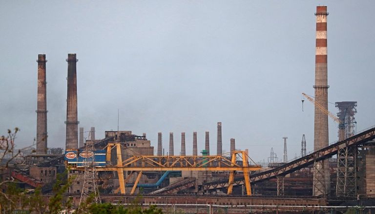 مدنيون خرجوا من مجمع آزوفستال - رويترز