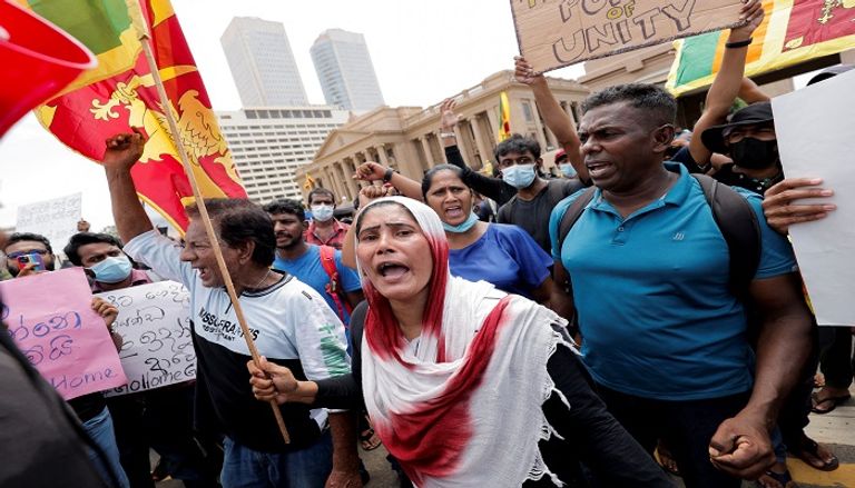 جانب من الاحتجاجات التي تشهدها سريلانكا- رويترز