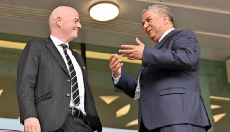 رئيس الفيفا رفقة رئيس إتحاد الكرة الجزائري