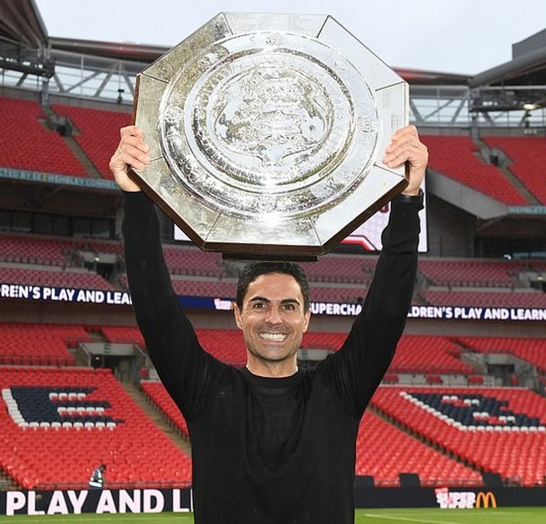 أرتيتا يحمل الدرع الخيرية مايكل أرتيتا يحمل كأس الاتحاد الإنجليزي