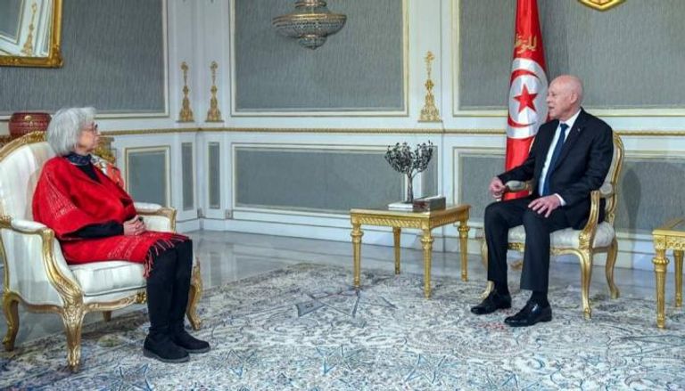  قيس سعيد خلال لقائه رشيدة النيفر (الرئاسة التونسية)