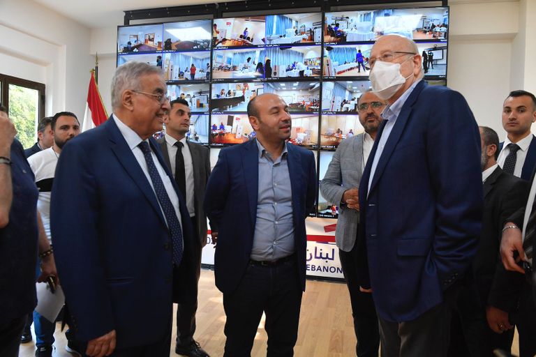 رئيس مجلس الوزراء نجيب ميقاتي في غرفة العمليات جانب من انتخابات المغتربين اللبنانيين