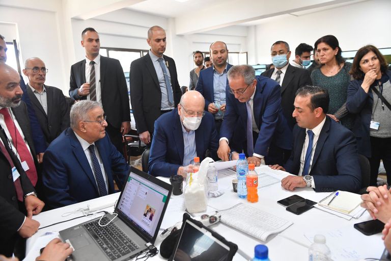رئيس مجلس الوزراء نجيب ميقاتي في غرفة العمليات جانب من انتخابات المغتربين اللبنانيين