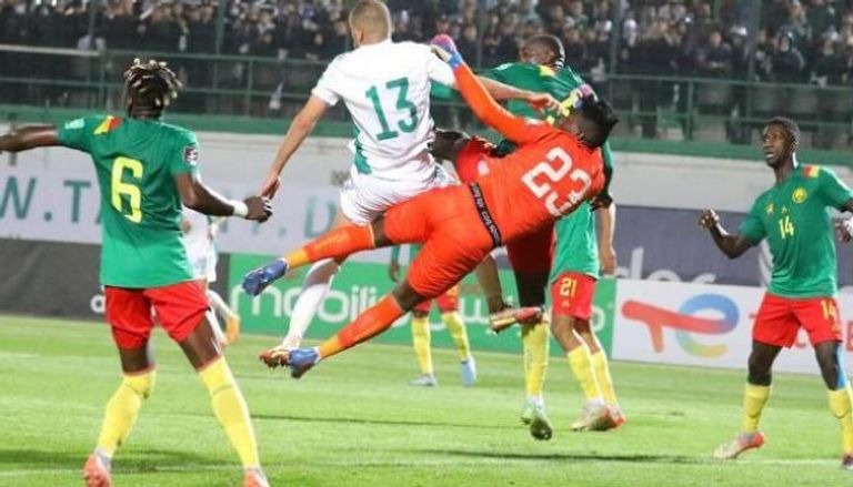لقطة من مباراة الجزائر الكاميرون في تصفيات كأس العالم 2022