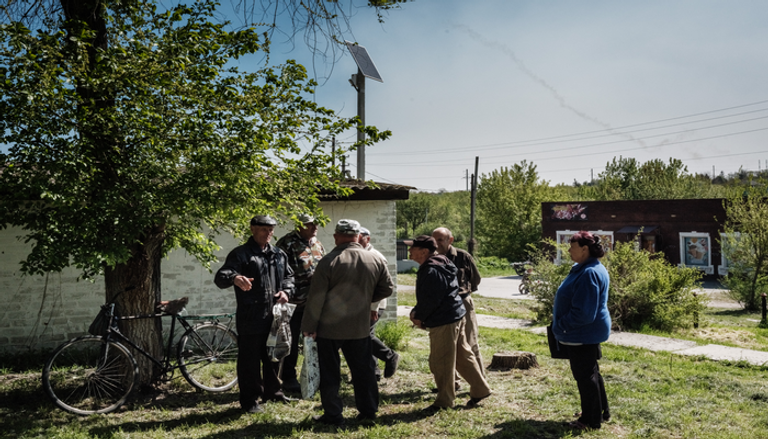 مسنون ينتظرون معاشاتهم التقاعدية في ماياكي الأوكرانية (أ ف ب)