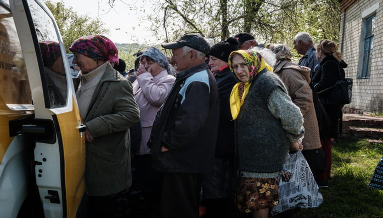 مسنون ينتظرون معاشاتهم التقاعدية في ماياكي الأوكرانية (أ ف ب)