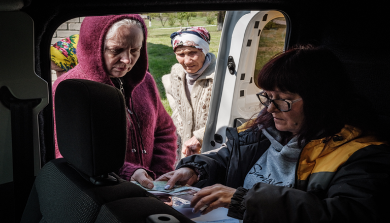 مسنون ينتظرون معاشاتهم التقاعدية في ماياكي الأوكرانية (أ ف ب)