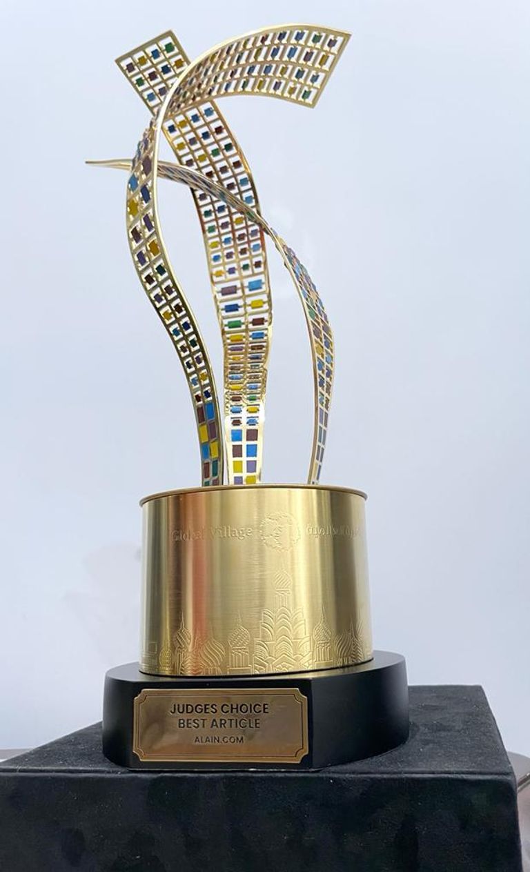 بدر أنوهي ومحمد عبدالمقصود أثناء الإعلان عن فوزه بالجائزة