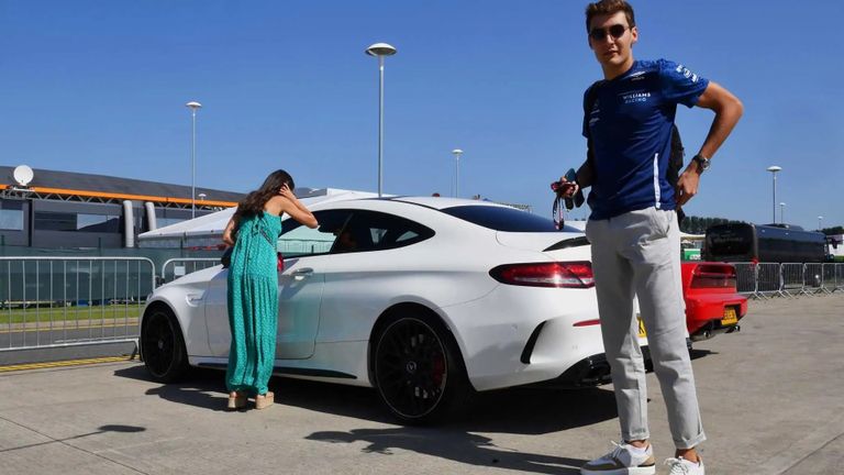 المتسابق George Russell برفقة سيارته المتسابق Max Verstappen