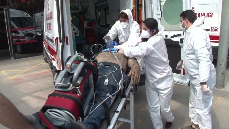 رجال الإسعاف في منطقة الحادث