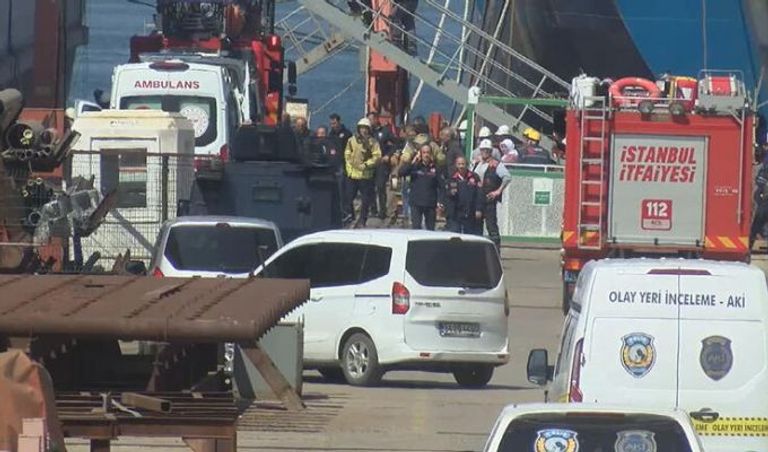 رجال الإسعاف في منطقة الحادث