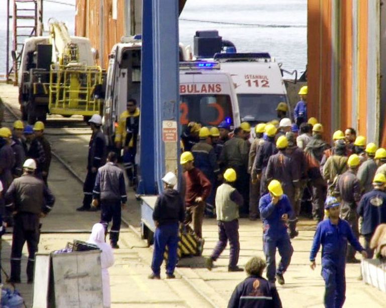 رجال الإسعاف في منطقة الحادث