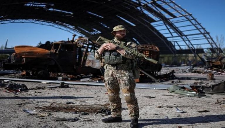 جندي أوكراني يحرس مطارًا في بلدة هوستوميل- رويترز