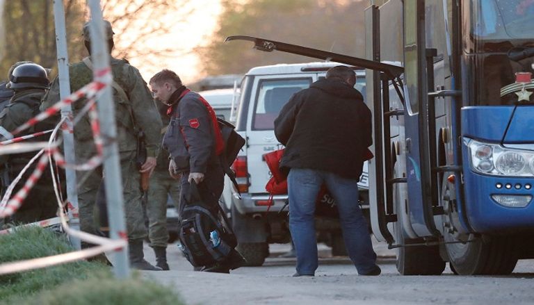 جانب من عمليات الإجلاء من مصنع آزوفستال