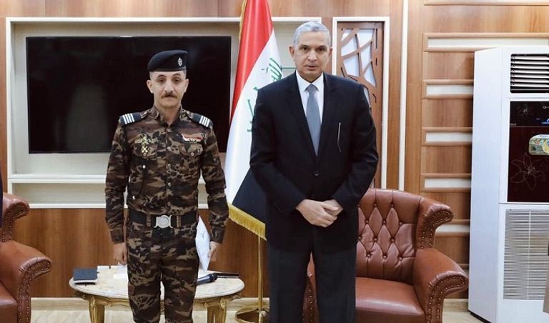 رجل الأمن يهرع لإنقاذ سائق الدراجة