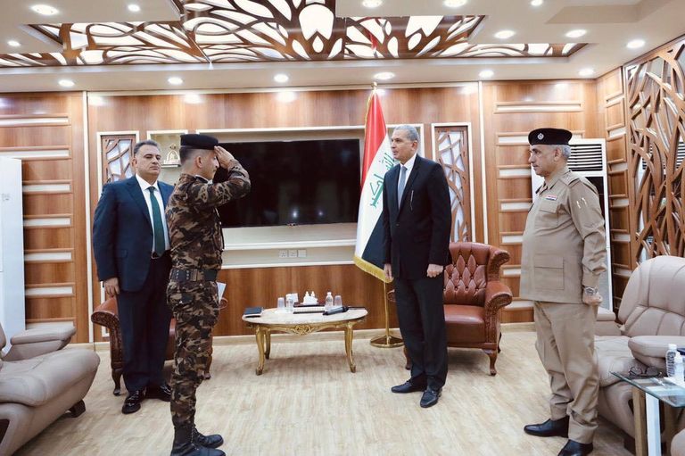 رجل الأمن يهرع لإنقاذ سائق الدراجة