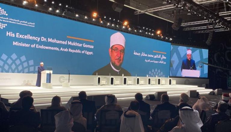 جمعة يوقع كتابه